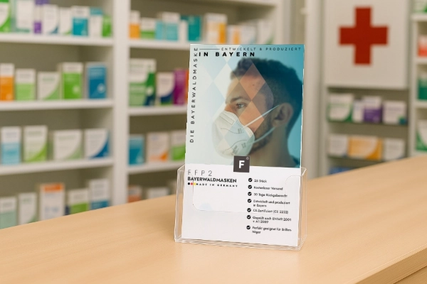 Beispiel für einen mitgelieferten Flyeraufsteller und Flyer von Bayerwaldmasken